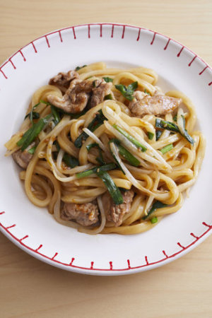 豚にらもやしの黄金焼きうどん